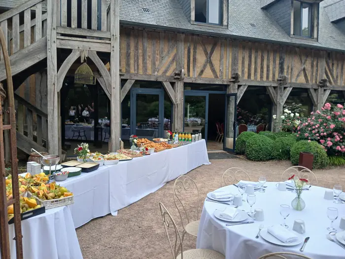 Buffet dressé en extérieur, manoir normand