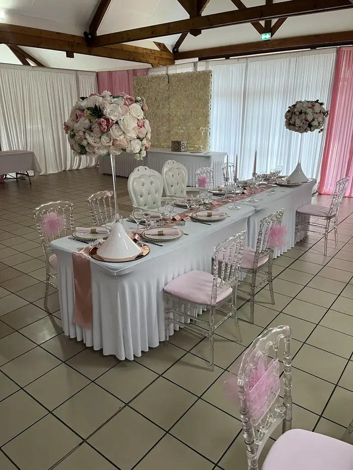 Table d'honneur, décor rose et blanc