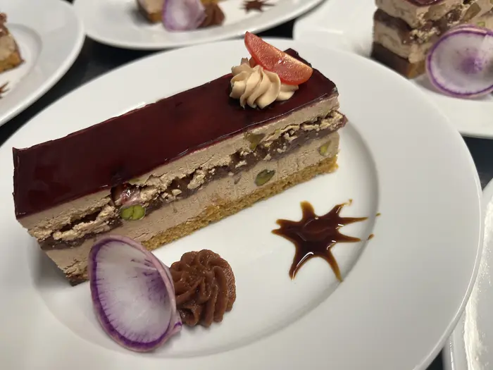 Entremets chocolat-praliné à l'assiette