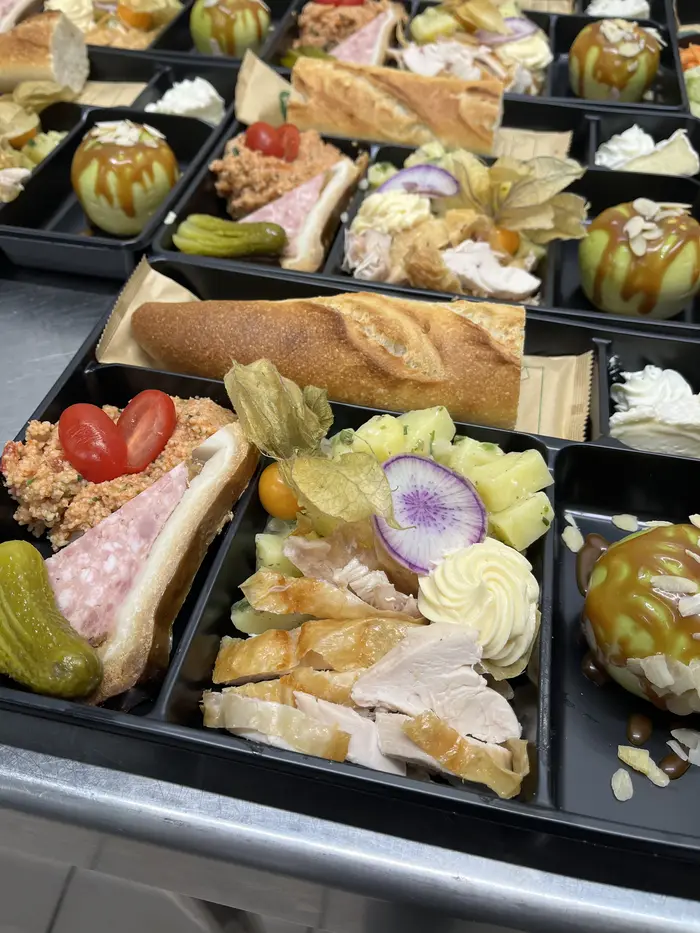 Plateaux repas garnis