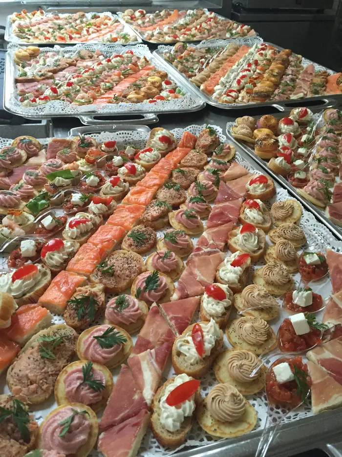 Grand buffet de canapés et petits fours