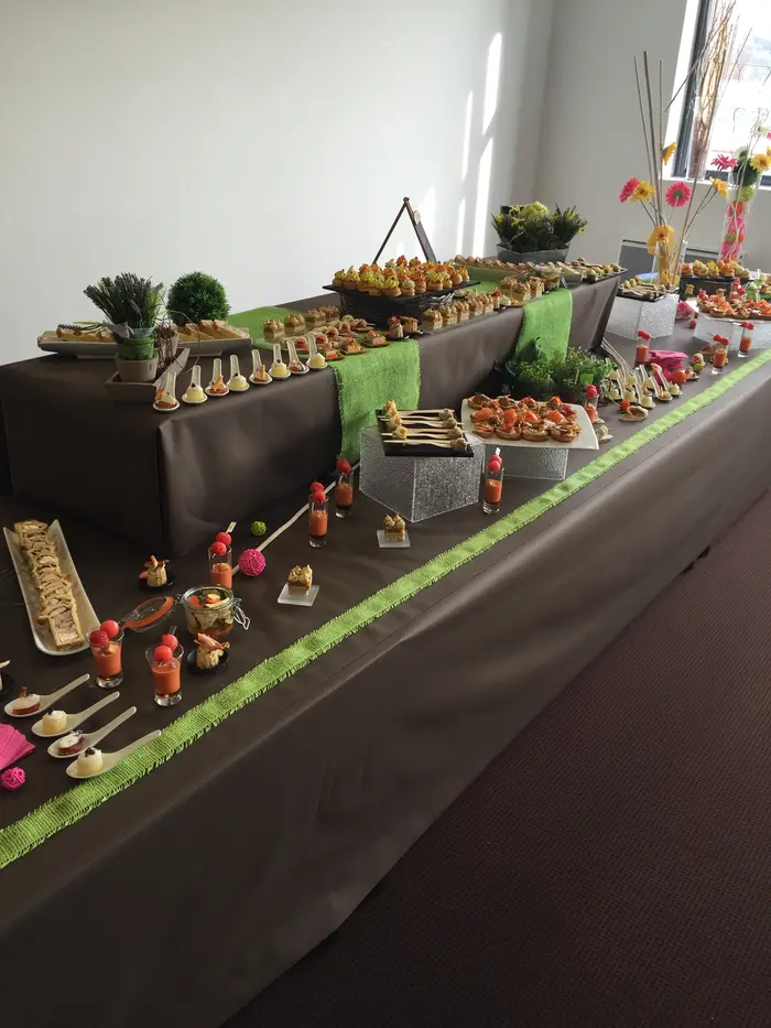 Buffet en longueur, décor végétal
