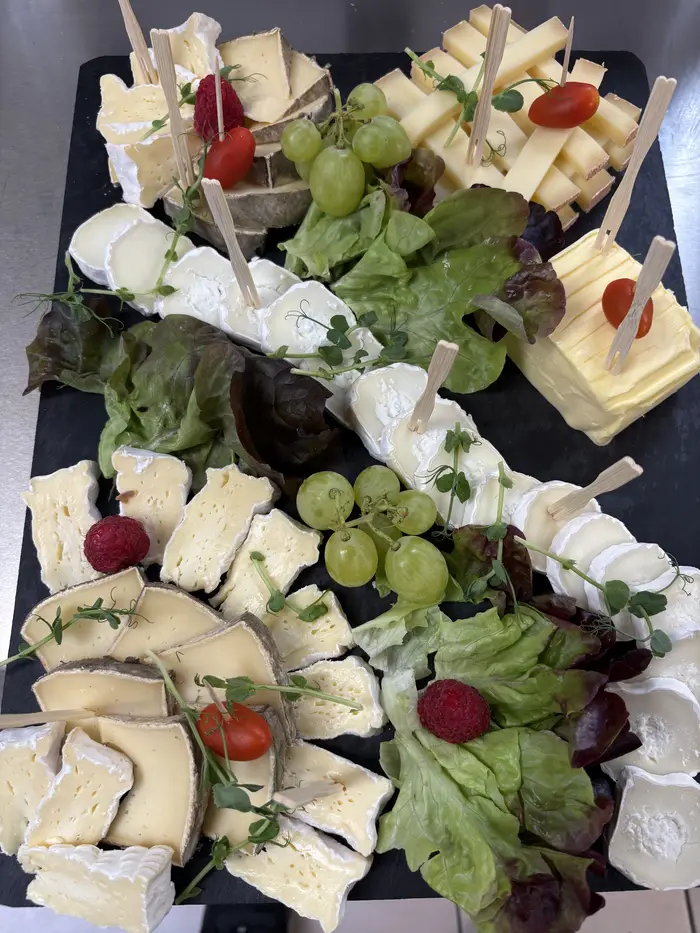 Plateau de fromages et raisins
