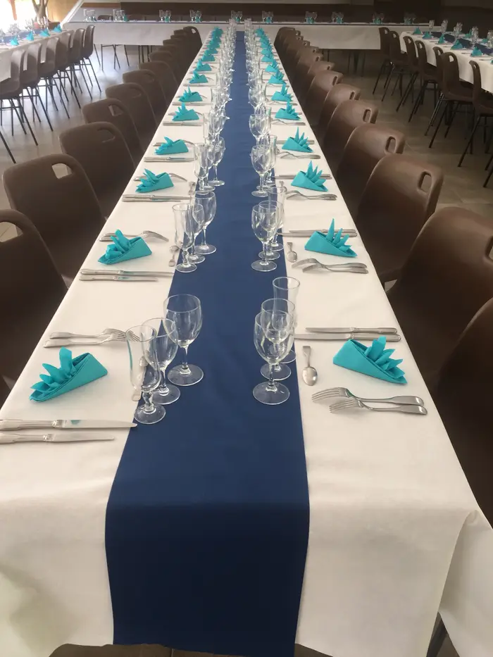 Table dressée, décor bleu nuit