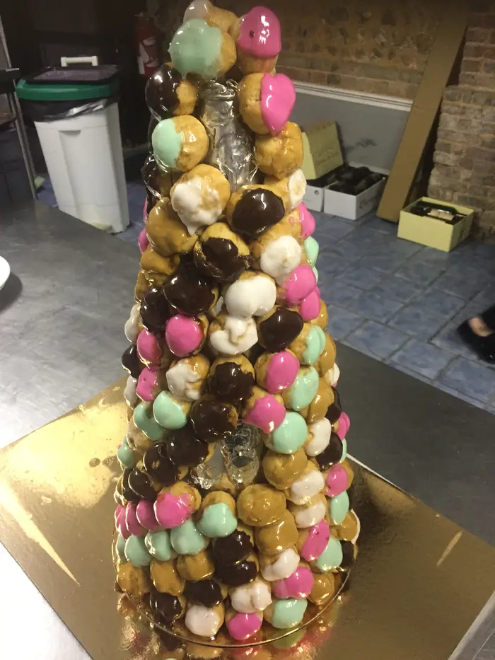 Pièce montée en choux colorés
