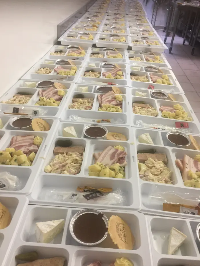 Plateaux repas en préparation