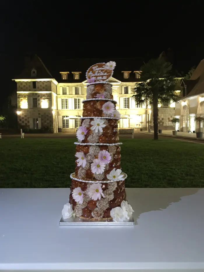 Pièce montée devant le château