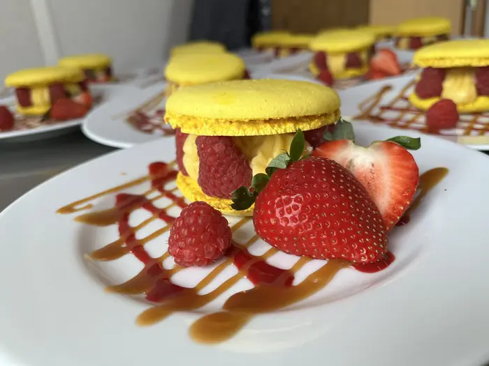 Macaron géant aux fruits rouges