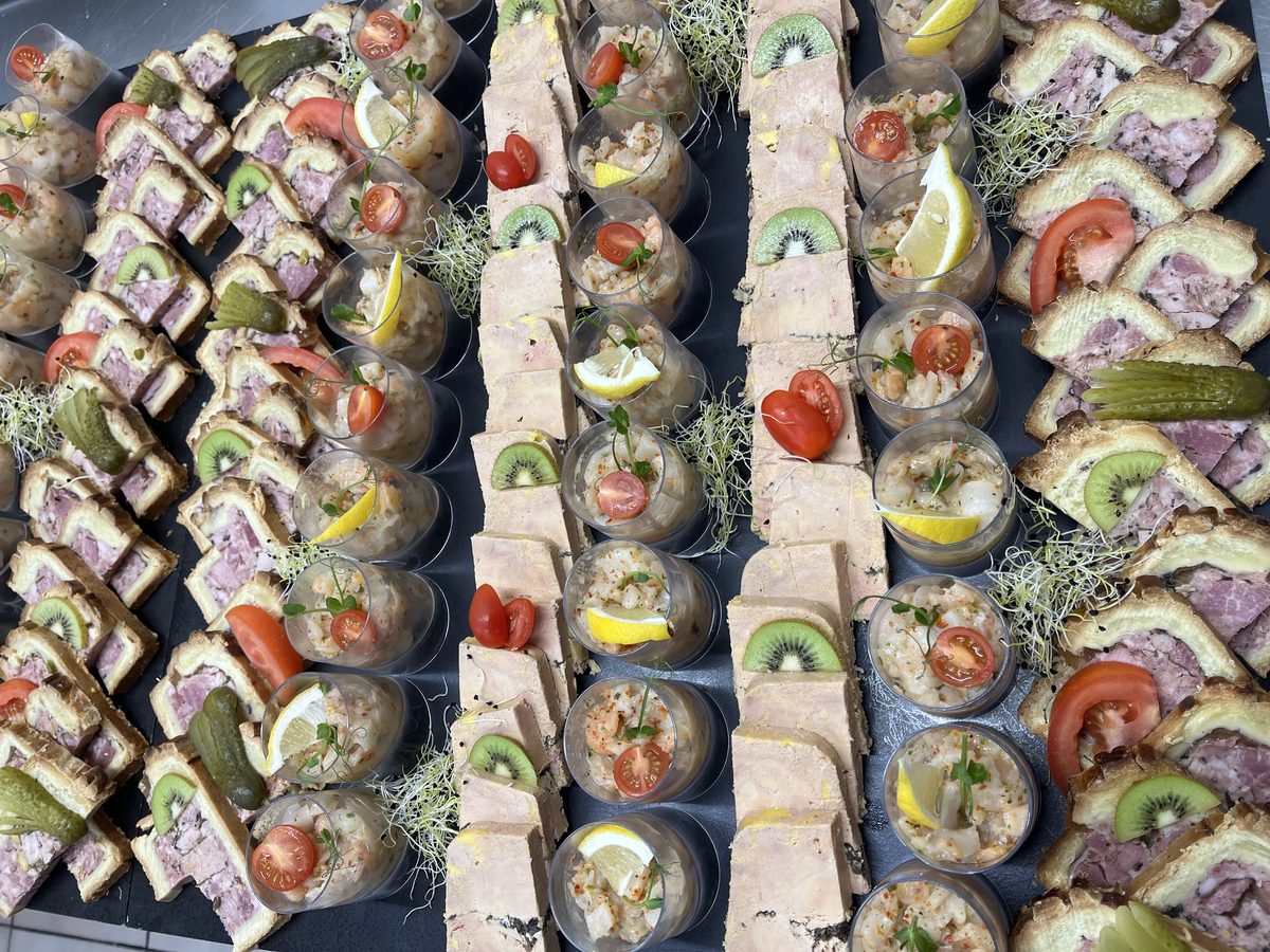 Plateau cocktail — verrines, pâté en croûte et canapés