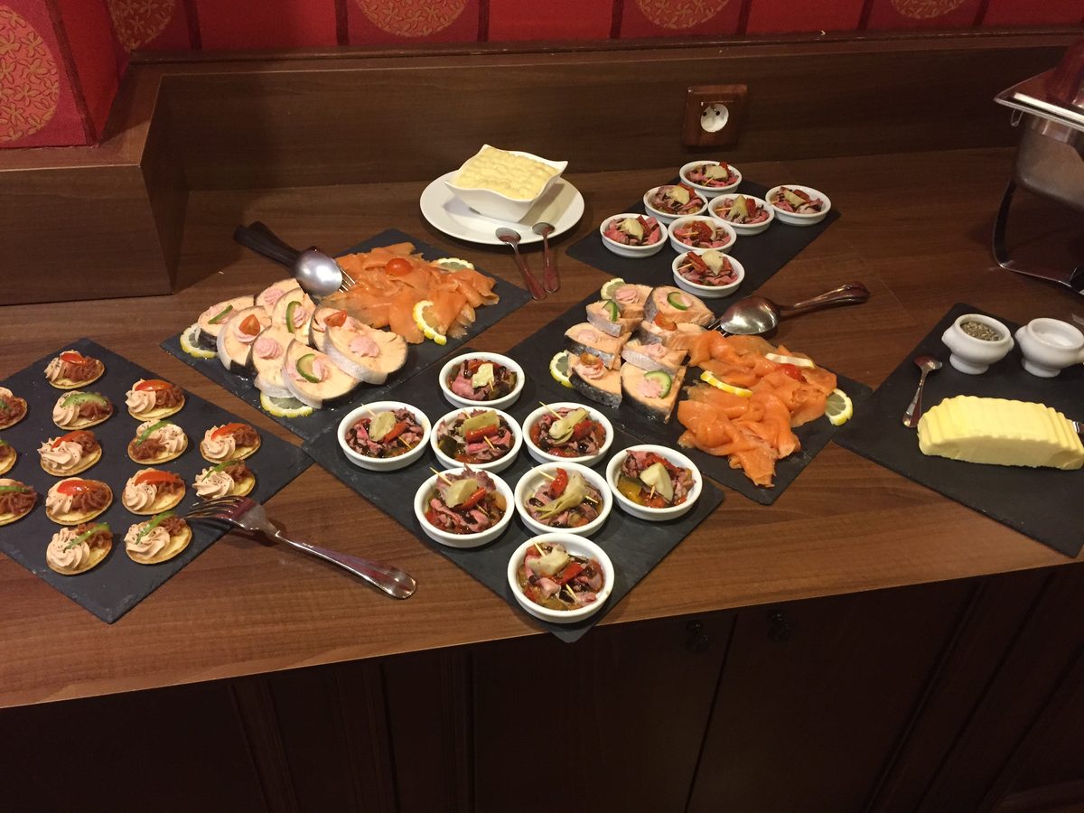 Buffet d’entrées — saumon fumé, blinis et verrines