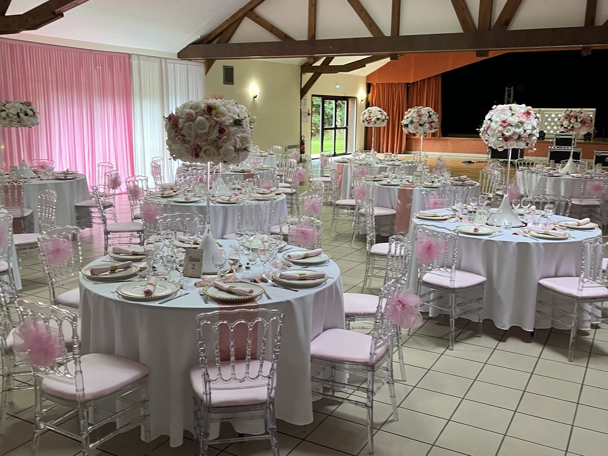 Salle de réception dressée pour un mariage