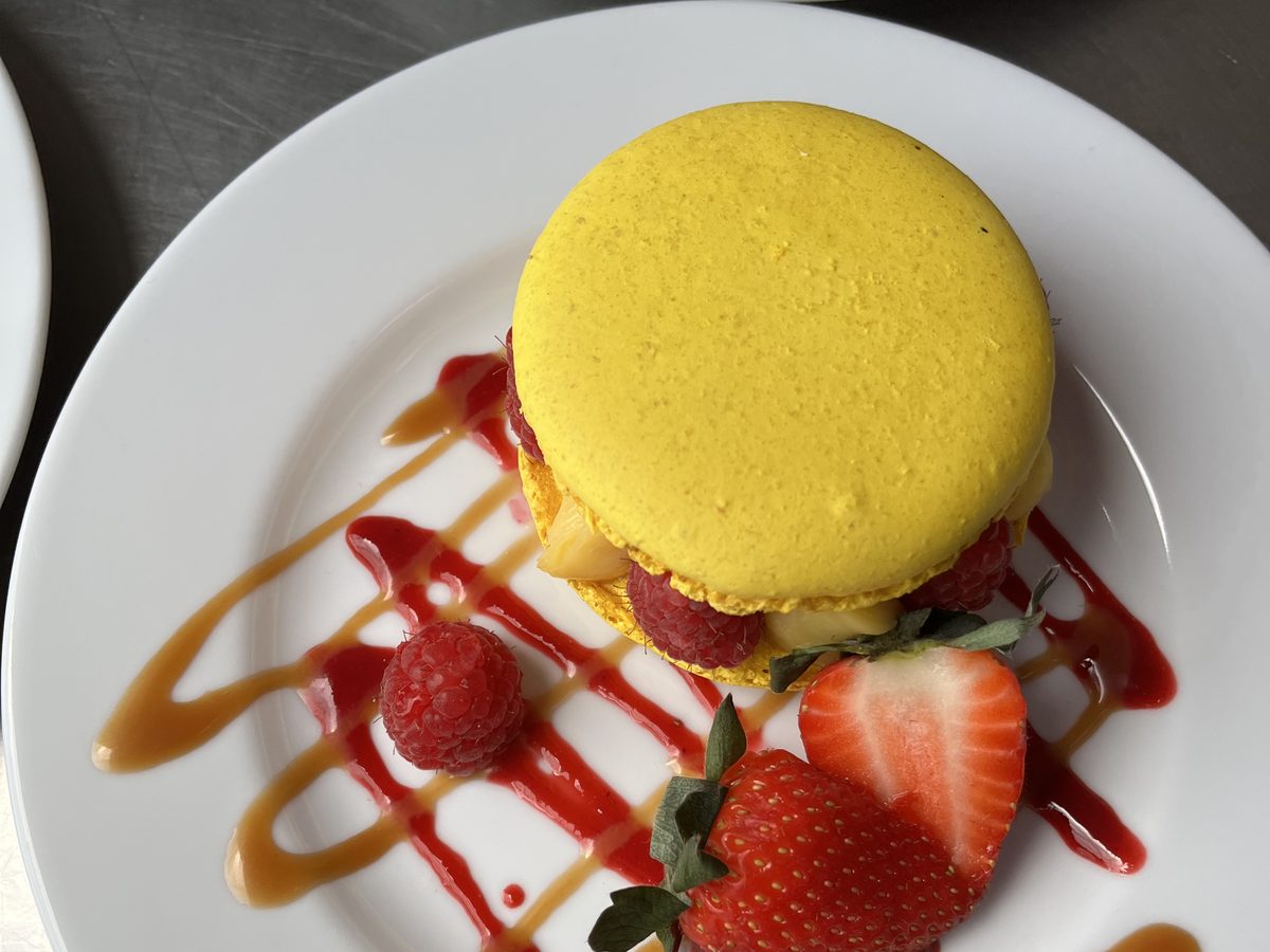 Dessert dressé à l’assiette — macaron aux fruits rouges